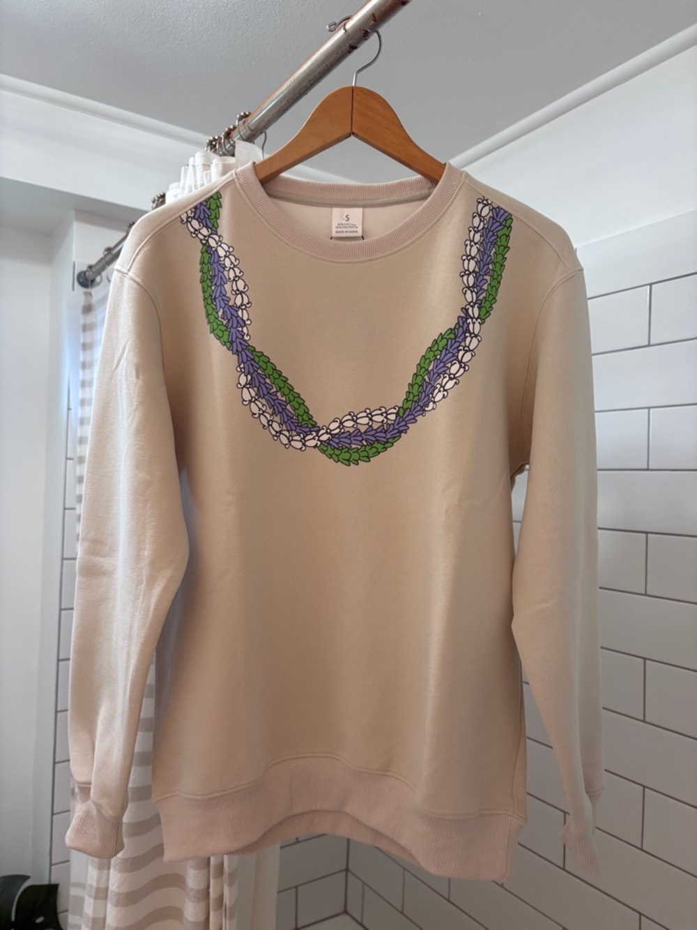 NEW Cream Crewneck Sweater with Hawaiian Lei 🌺 Size S 🆕